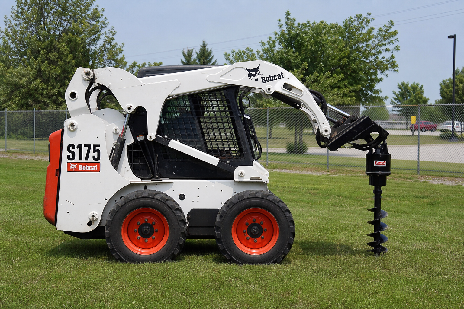 Мини-погрузчик Bobcat S175 с навесным ямобуром (бур) для бурения грунта